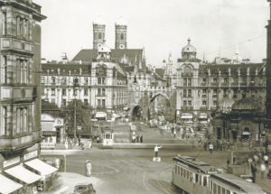 Aufnahmen wie Wimmelbilder: Der Münchner Stachus in den 1930-er Jahren. Foto: Verlag und Bildarchiv Sebastian Winkler